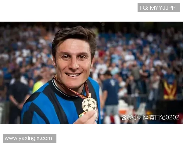 品味足球巨星的独特魅力与场内外风采解析